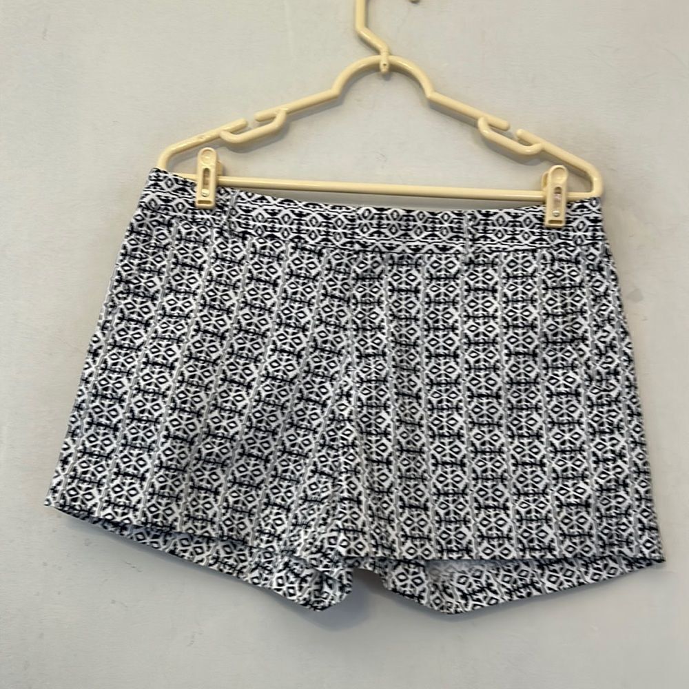 Banana Republic black white patterned shorts Size 8 Length 14”